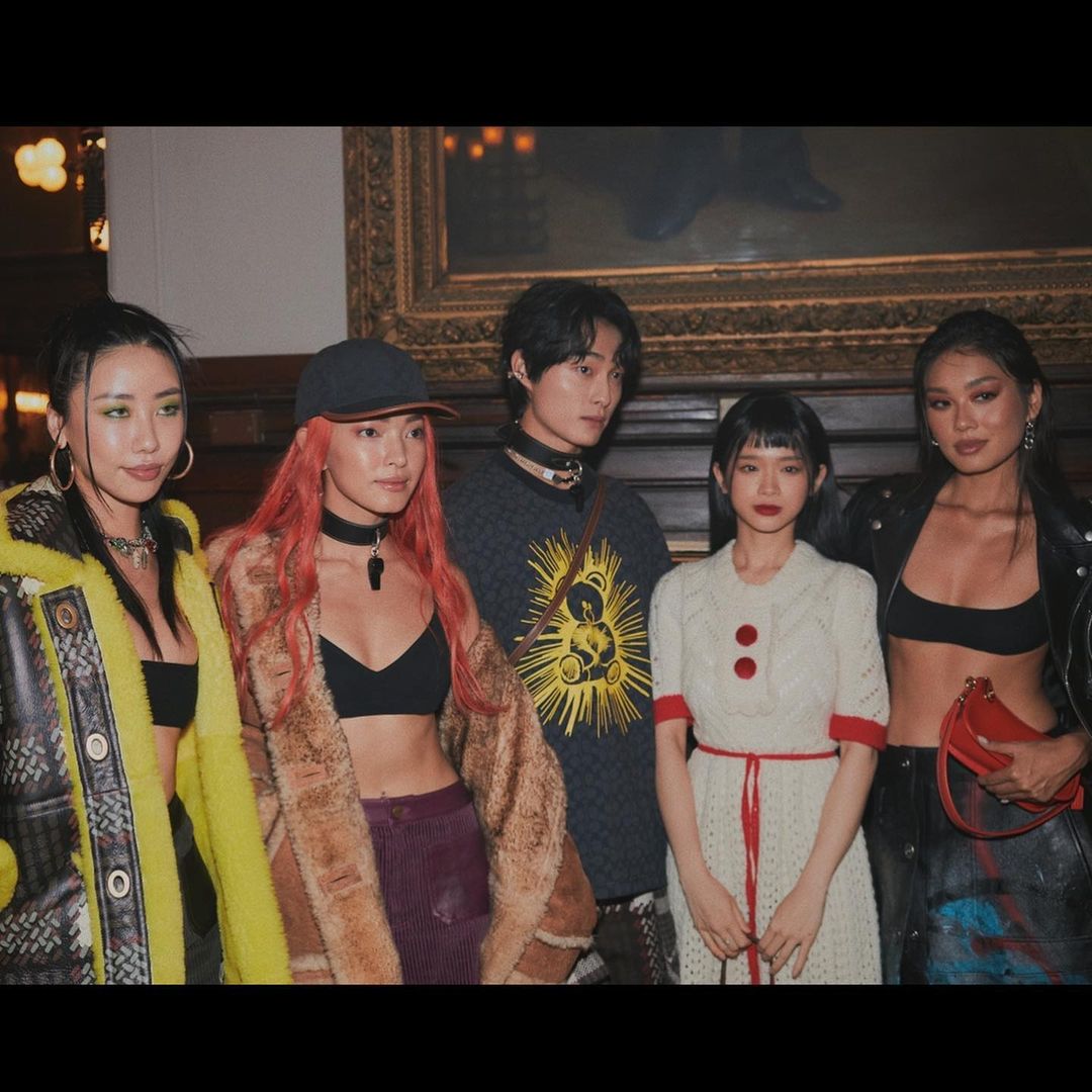 girlseayou's tweet photo. Chanyoung with Mae Tan, Chau Bui, Linh Ka and Thao Ni Le

🔗https://t.co/tJxIXsOxKu

#CoachNY #CoachxChanyoung #CoachSpring23 #CoachSS23 #NewYorkFashionWeek #YoonChanYoung #Chanyoung #윤찬영 #尹灿荣 #NYFW #CoachFamily https://t.co/5ZLUj5UFAx