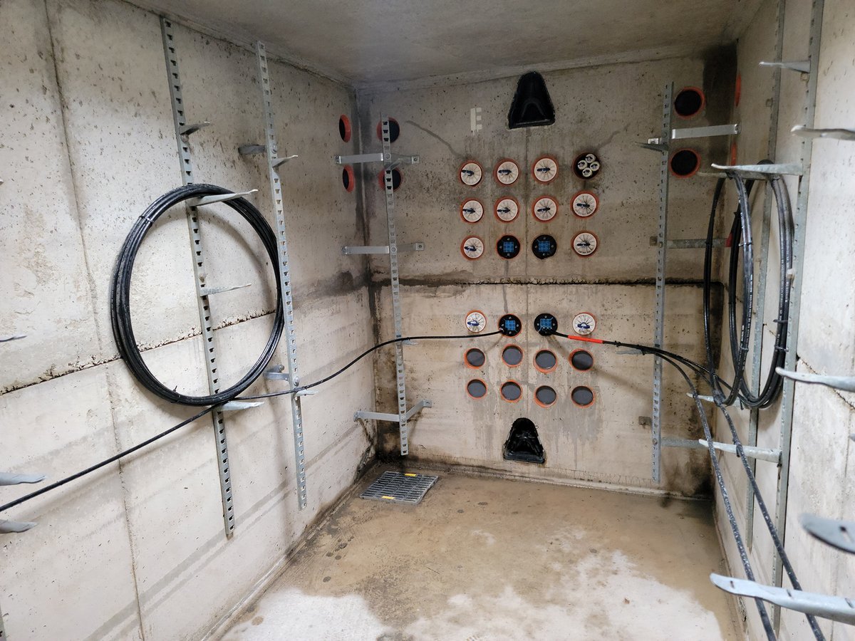 twdx_ip's tweet photo. We're now installing #fiber cables for carriers at #Boston's #carrierhotel development in Inner Belt. Installations will continue through fall as we work to deliver tenant orders for conduit space.
Hub Express System: https://t.co/zhyI9lD6lg
#DigOnce #internet #infrastructure https://t.co/St27fDhB8O