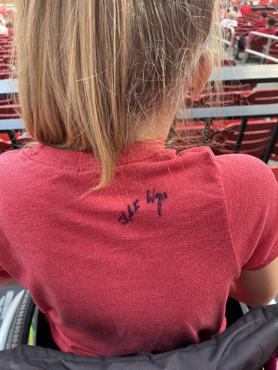 jmorgan1313's tweet photo. Wish fulfilled!!! Evie is so happy she got to see @KoltenWong! It’s what she’s been asking for all season. Thank you Kolten for seeing us, for signing her shirt and for just being awesome!! A small gesture that Evie will always remember. You’re the best! @Cardinals @Brewers https://t.co/dot5OuNA7B