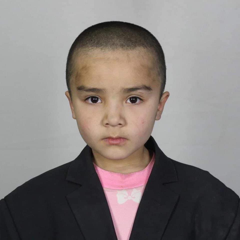 allahghalep's tweet image. هذه طفلة من الإيغور بعد حلق شعرها، حسبنا الله ونعم الوكيل  #الصين_تبيد_مسلمي_الاويغور