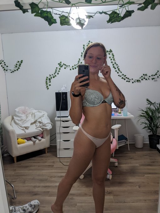 Daphnée Du Ciel 😇 - finally home. time for a shower 💋 https://t.co/S1aTOADGqI