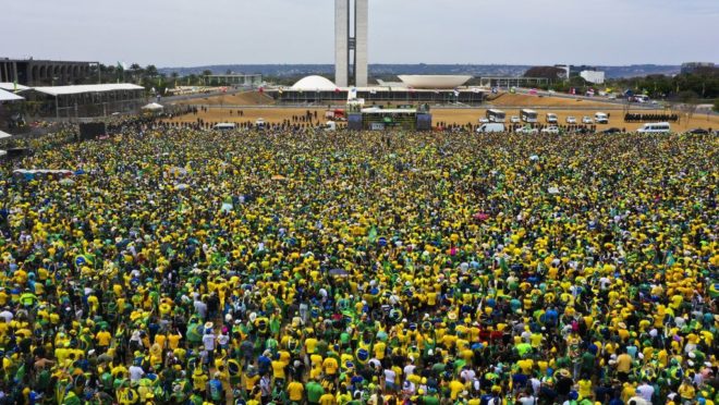 Rconstantino's tweet photo. A campanha de Bolsonaro não pode usar essas imagens, mas os patriotas podem! Fiquem à vontade para viralizar uma vez mais o sucesso do 7 de setembro, que colocou MILHÕES nas ruas do Brasil em defesa da liberdade, da Pátria, da Constituição e sim, de Bolsonaro! https://t.co/9Rl19bfhUN