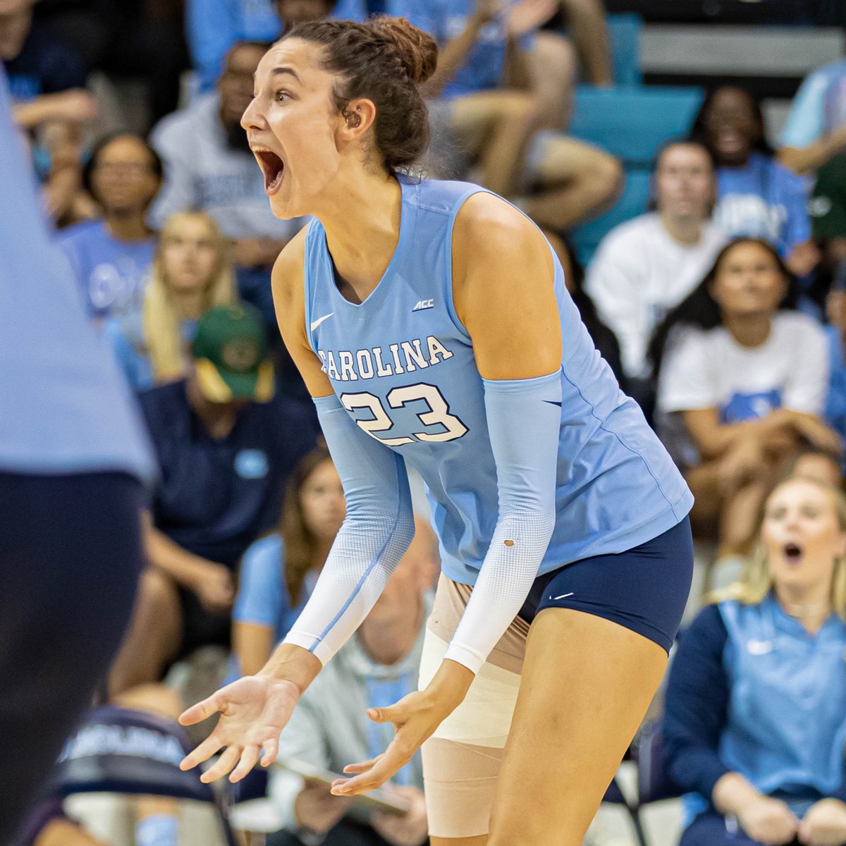 UNCVolleyball's tweet photo. Hard 𝐧𝐨𝐭 to be a Parker fan.

Constantly bringing the Heels energy on and off the the court  👊 

#GoHeels https://t.co/vU4dKBFOsP