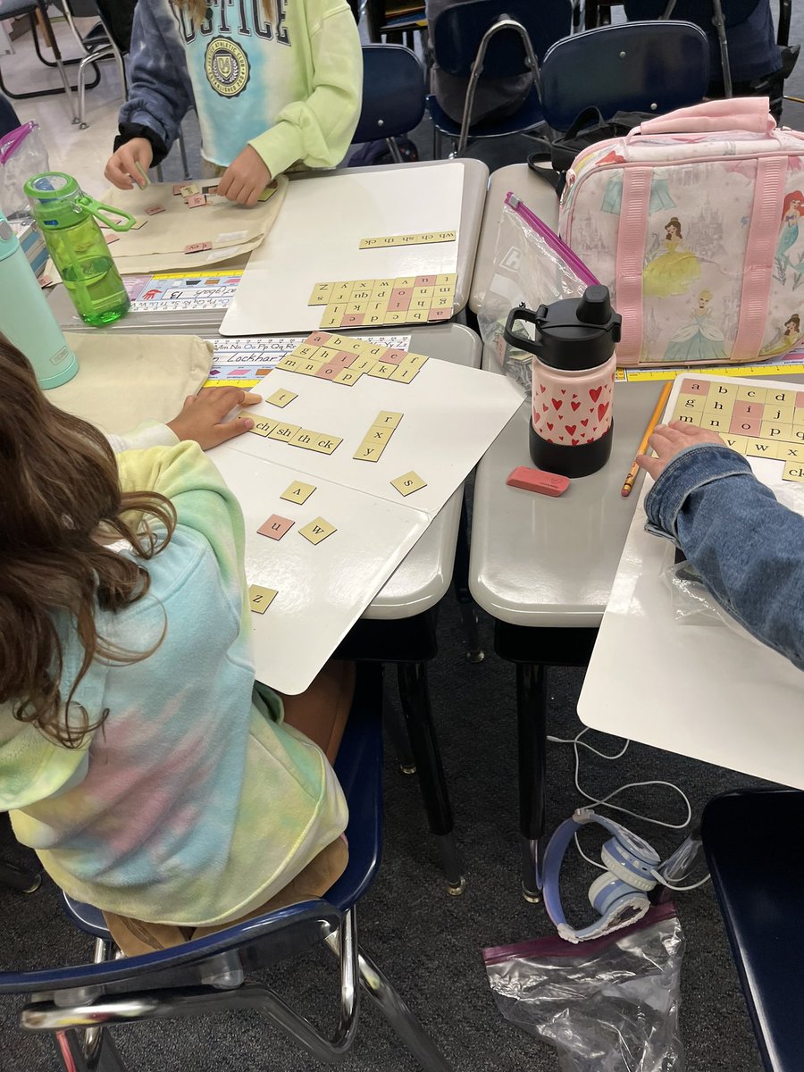 MtView07836's tweet photo. Differentiated phonics groups in second grade. All students working on different sounds and word patterns to meet their specific needs @ZywickiR @melandyk @MountOliveTSD https://t.co/lz5JEPnBKn