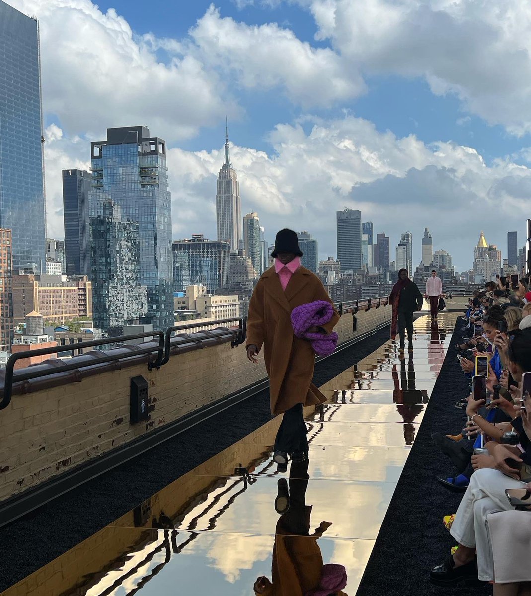 KCDworldwide's tweet photo. This afternoon, @cos  unveiled their AW 2022 collection at NYFW with the New York iconic skyline as the backdrop. Presented at the Starrett-Lehigh Building, the Autumn Winter 2022 collection delivers the perfect wardrobe foundations for the season and beyond.#NYFW22 https://t.co/C8Vx6rW7bS