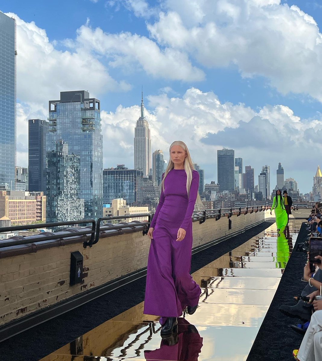KCDworldwide's tweet photo. This afternoon, @cos  unveiled their AW 2022 collection at NYFW with the New York iconic skyline as the backdrop. Presented at the Starrett-Lehigh Building, the Autumn Winter 2022 collection delivers the perfect wardrobe foundations for the season and beyond.#NYFW22 https://t.co/C8Vx6rW7bS