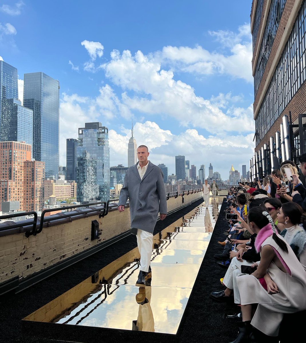 This afternoon, @cos unveiled their AW 2022 collection at NYFW with the New York iconic skyline as the backdrop. Presented at the Starrett-Lehigh Building, the Autumn Winter 2022 collection delivers the perfect wardrobe foundations for the season and beyond.#NYFW22