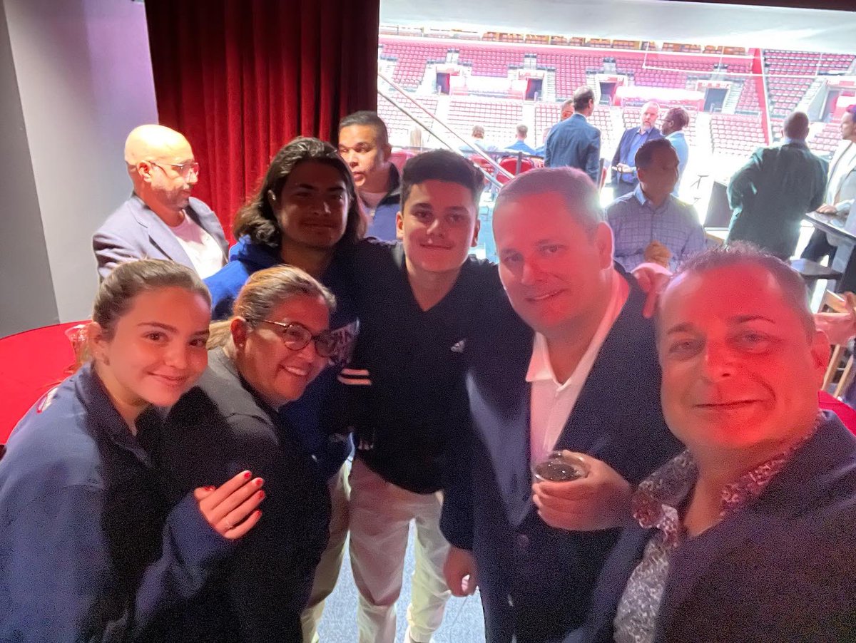 MOBILEMIKE_'s tweet photo. #MobileMike @FLALiveArena #BigThingsComingSoon #SneakPreview #Unveiling along with your friends @flapanthers #SuperVIP #StayTunedForMore thank you to #KPCares #KPAttorney @kpattorney @deximaging #MiamiLakesAutoMall @miamilakesauto and all the rest https://t.co/urFclgw57F