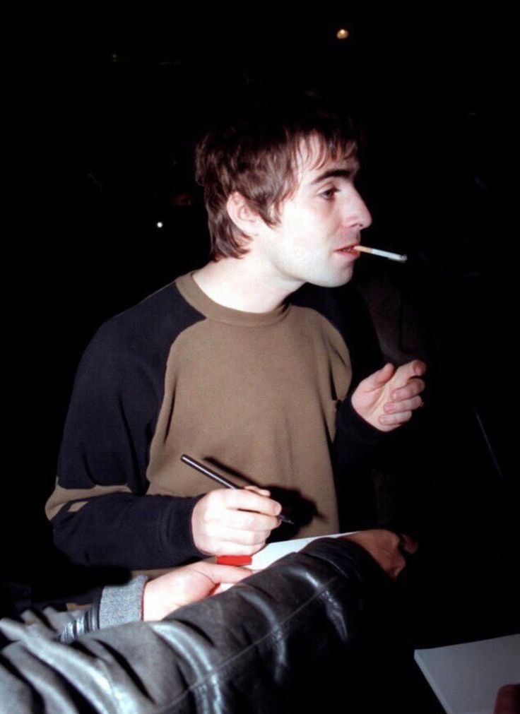 liam gallagher every 4 hours (@liameveryhours) on Twitter photo 