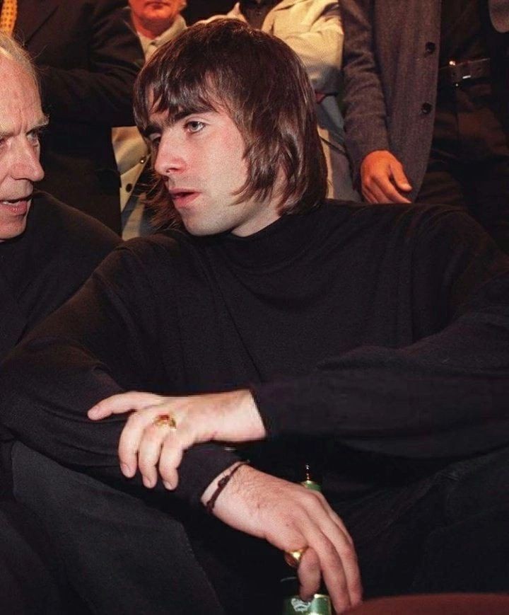 liam gallagher every 4 hours (@liameveryhours) on Twitter photo 