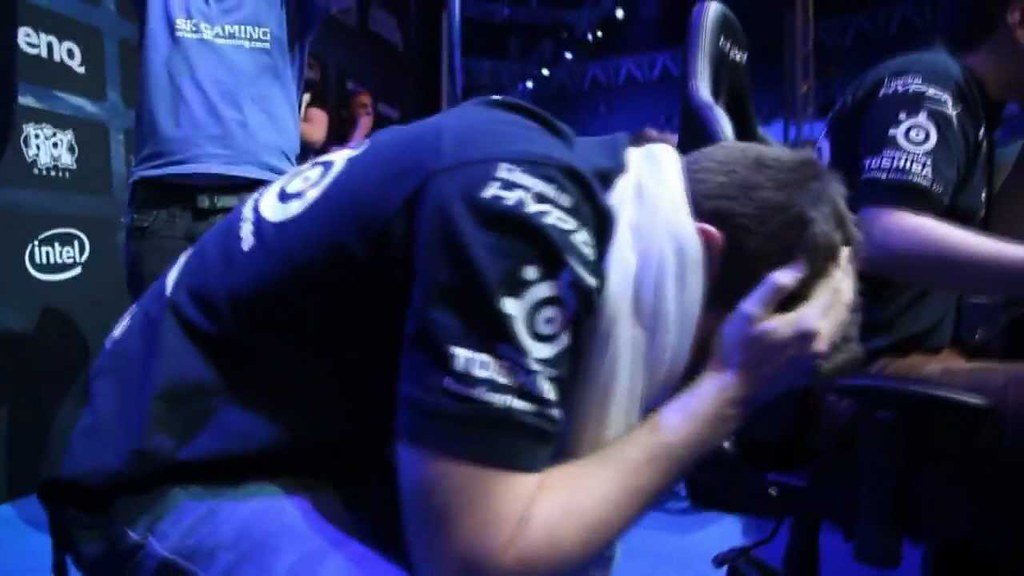 Si ves esta imagen ¿sabes de qué estamos hablando? 🧐

Si la respuesta es NO, te invito a que junto a <a href="/CocaRebuild/">Lucas ❁</a> te lo expliquemos 😌

Míralo aquí ▶ bit.ly/3Drtz7Y

En el mes del #Worlds2022, definitivamente hay partidas que merecen ser recordadas 🔙