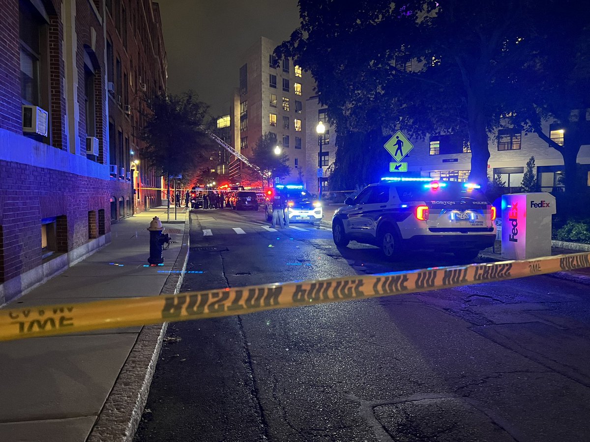 BREAKING: BPD bomb squad on scene at Northeastern’s Holmes Hall for possible suspicious package detonation, one person w reported non-life threatening injuries. <a href="/7News/">7News Boston WHDH</a>