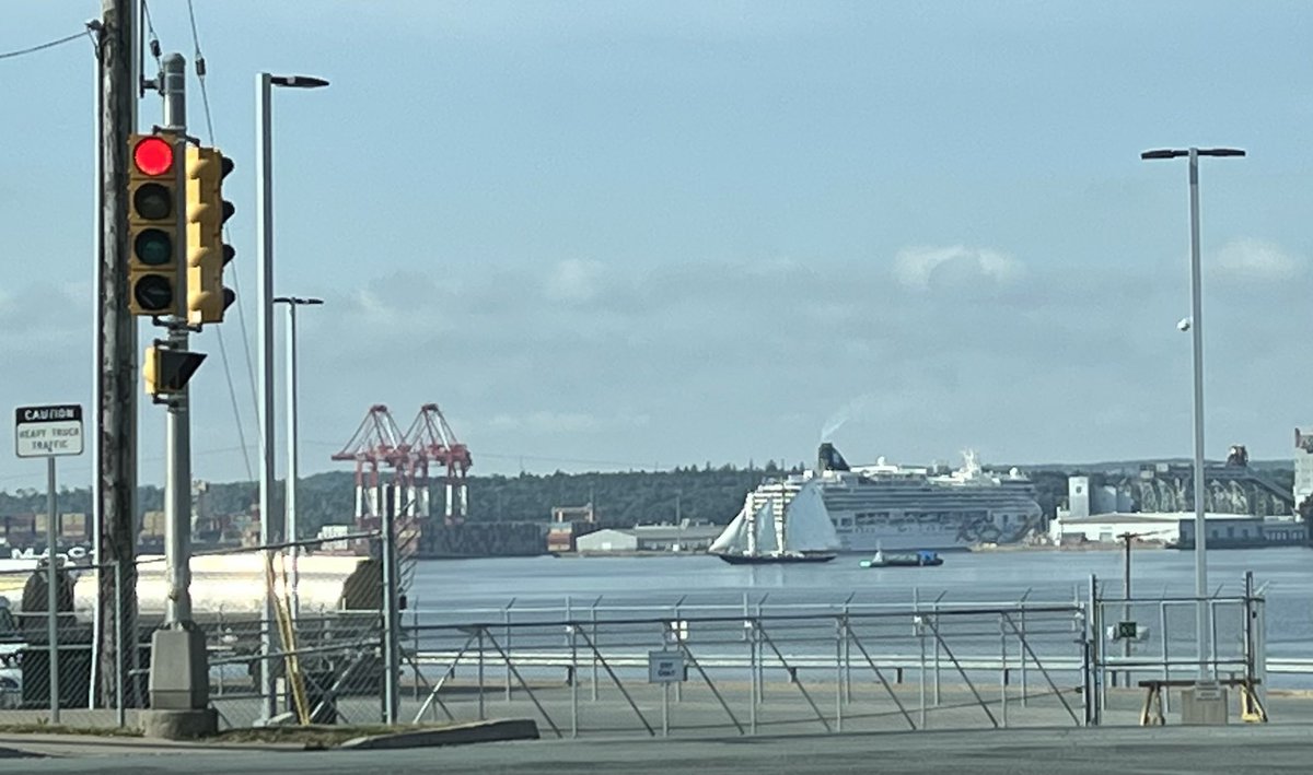 AnnaatDR's tweet photo. Waiting at a red light in Dartmouth Nova Scotia is not so bad! https://t.co/uGklLU2c0P
