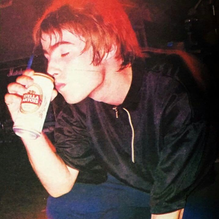 liam gallagher every 4 hours (@liameveryhours) on Twitter photo 