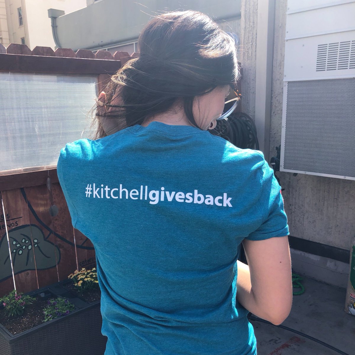 HamFamSF's tweet photo. #KitchellGivesBack! @KitchellCos showed up big time for @HamFamSF, beautifying our Shelter Rooftop and reorganizing our clothing closet for the families residing onsite!

Y'all are amazing 🧡

Get your group volunteering with us at https://t.co/5ClD2RukK3!

#EndFamilyHomelessness https://t.co/DY5MB5uMfQ