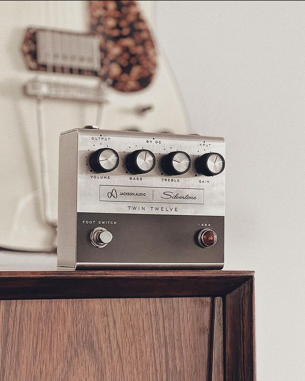 WireMeetsWood's tweet photo. Silvertone / Jackson 1484 Twin Twelve Pedal

First order sold out in two days.  More due mid-September.
Pre-order now to reserve yours.

https://t.co/YeBLrlyyLp

#silvertone #jacksonaudio #guitar #geartalk #pedals #preamp #guitarpedal #effectspedals #pedalsandeffects https://t.co/05otgpcABu
