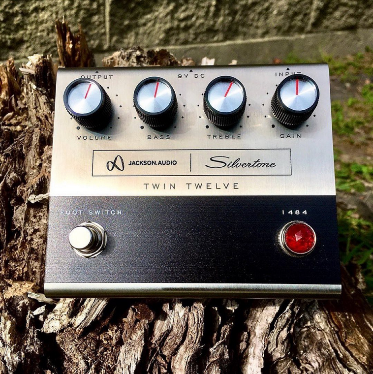 WireMeetsWood's tweet photo. Silvertone / Jackson 1484 Twin Twelve Pedal

First order sold out in two days.  More due mid-September.
Pre-order now to reserve yours.

https://t.co/YeBLrlyyLp

#silvertone #jacksonaudio #guitar #geartalk #pedals #preamp #guitarpedal #effectspedals #pedalsandeffects https://t.co/05otgpcABu