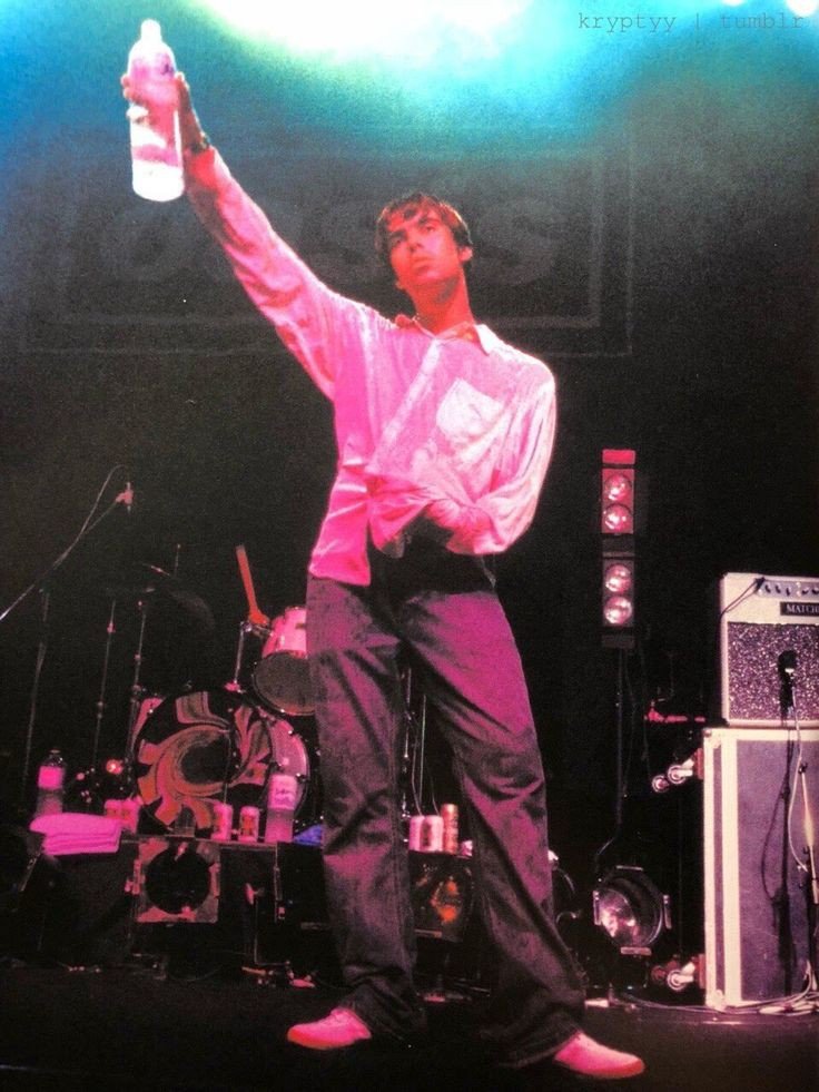 liam gallagher every 4 hours (@liameveryhours) on Twitter photo 