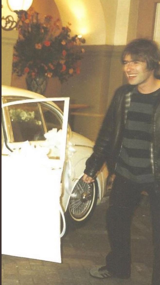 liam gallagher every 4 hours (@liameveryhours) on Twitter photo 