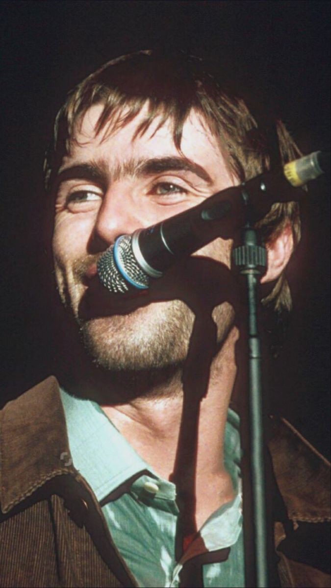 liam gallagher every 4 hours (@liameveryhours) on Twitter photo 