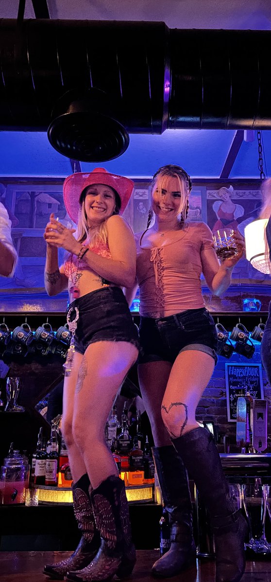 princessfr3akx3's tweet photo. Did you ever wake up sober after a one night stand, and the person you're next to is layin' on your arm, and they're so ugly, you'd rather chew off your arm then risk waking 'em? That's coyote ugly 🤠 #coyoteugly #bardancing #partieshere #yeehaw https://t.co/FS4R0b4bL6