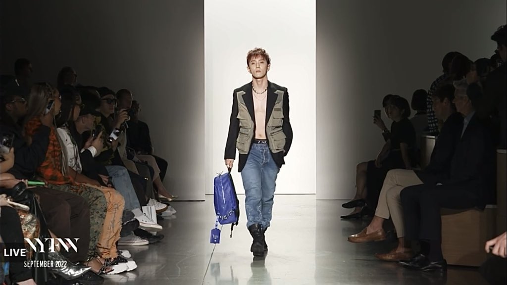 dongcuIt's tweet photo. HE ATE ALL THREE TIMES HE WALKED

DONGHYUK RUNWAY DEBUT
#DKatNYFW #NYFW2022
#DONGHYUK #DK #김동혁 https://t.co/uvefrGyqkq