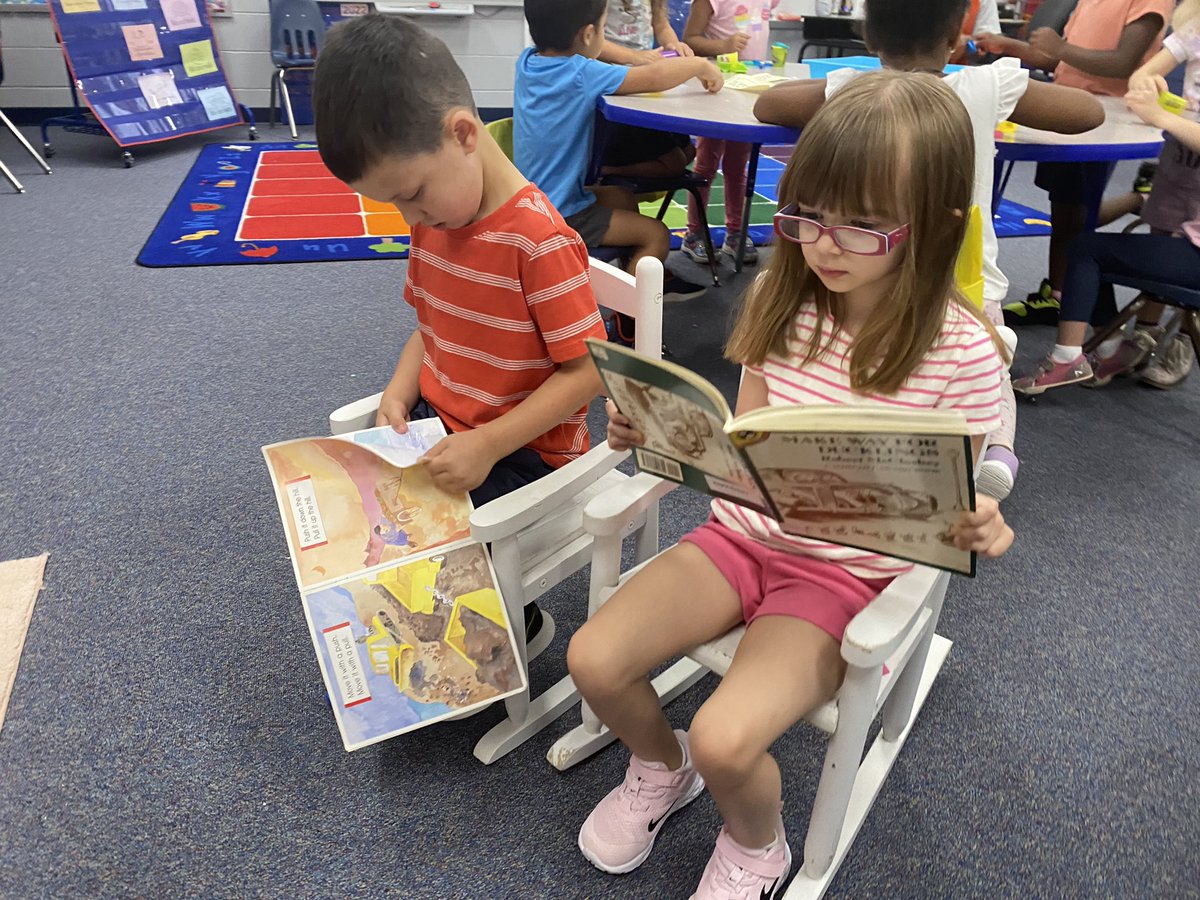 MrsVazquez8's tweet image. Readers are going to read! Yesterday  we started partner reading and library stations.  #MTES