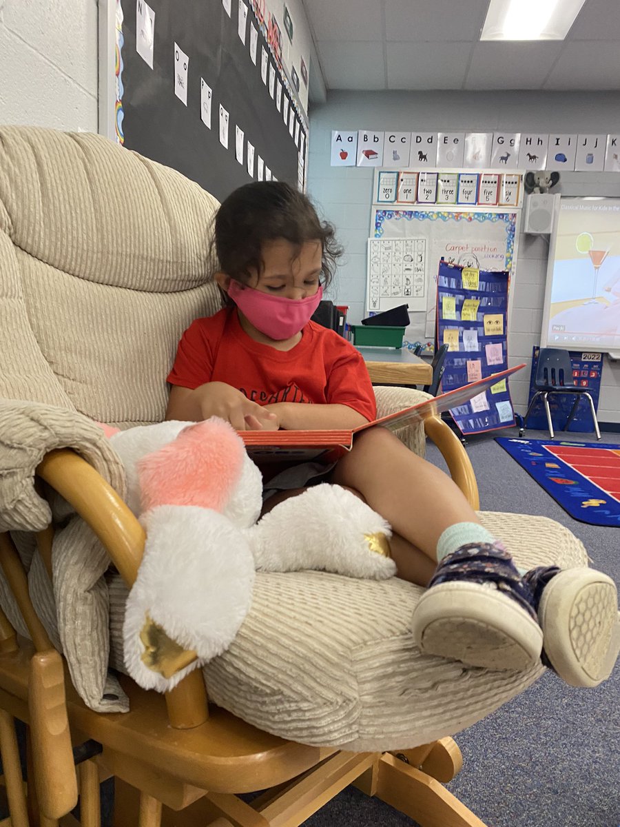 MrsVazquez8's tweet image. Readers are going to read! Yesterday  we started partner reading and library stations.  #MTES