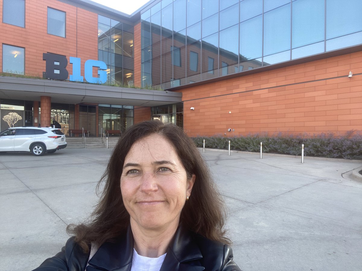 burcu_akinci's tweet image. Had a fruitful trip to Chicago. Exchanging ideas with Big 10+ CEE department heads, having an opportunity to share all the great things happening at @CMU_CEE,  visiting state of the art #oracleindustrylab, and meeting with @burcintech