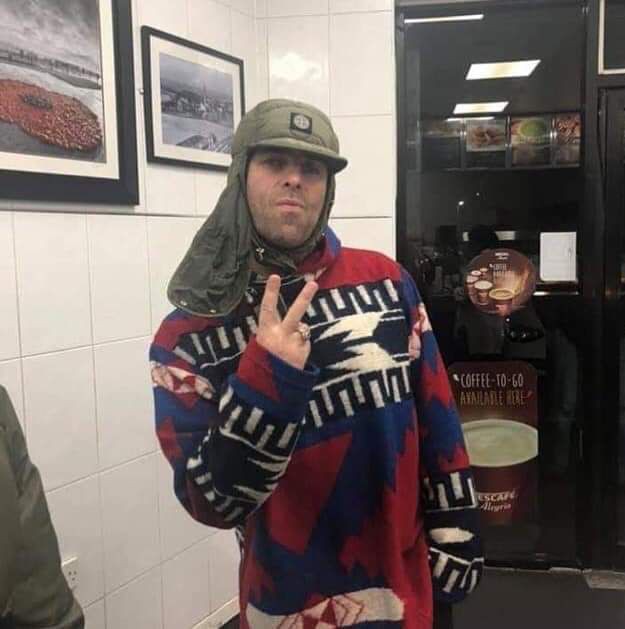 liam gallagher every 4 hours (@liameveryhours) on Twitter photo 