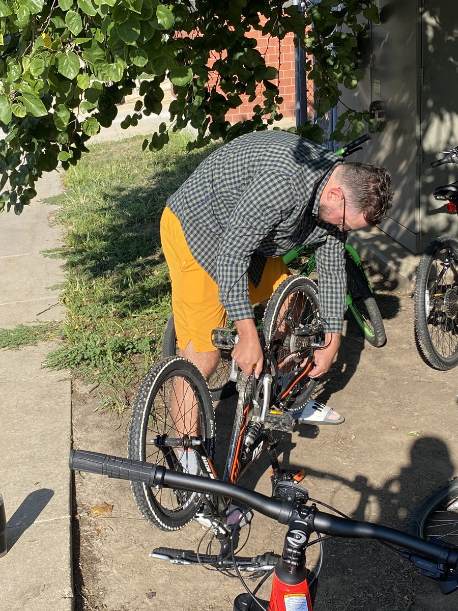 Caught Mr. O’Gorman spending part of his planning period fixing a student’s bike chain that broke during their ride to school 💙💚