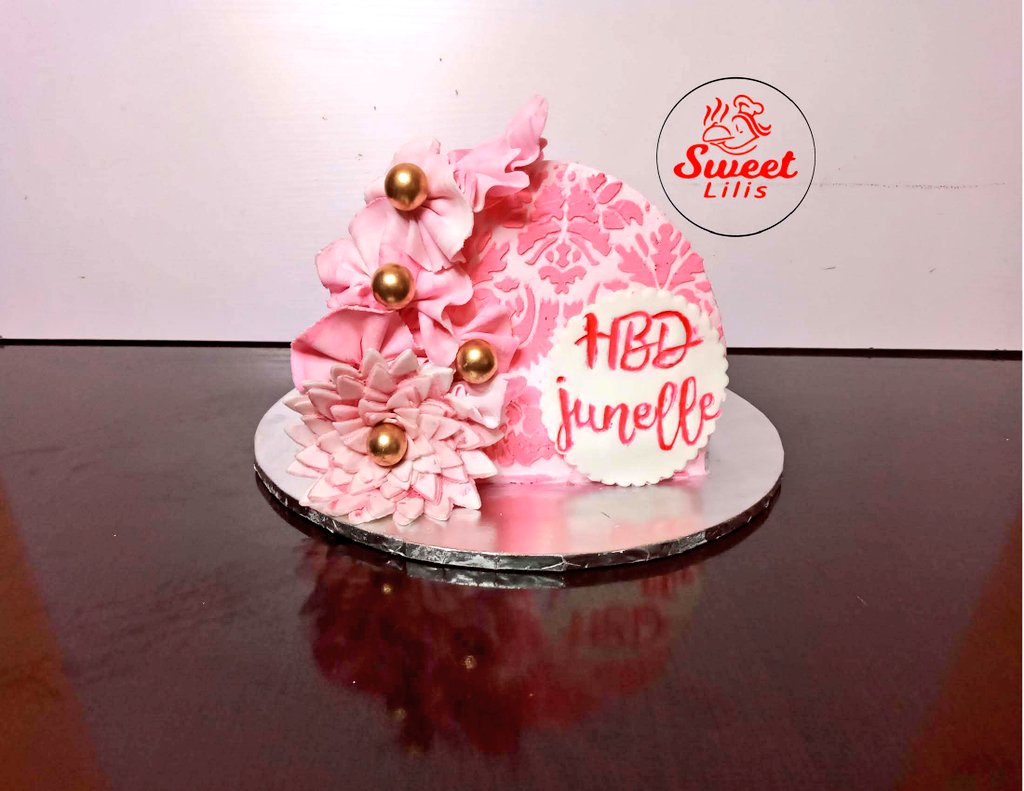 SchwitLilis's tweet photo. Another Cake for Madam Ju-nelle.
Yummy layers of our best selling Chocolate &amp; Red Velvet.
Please DM or WhatsApp 08099226632 to order today, Absolutely Worth every penny.
Quality is guaranteed. Pls See My TL for more media and our Work. 
Pls RT for all to see. 
📍 Port Harcourt https://t.co/nFKiFp3WHv