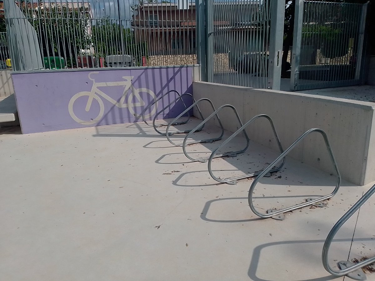 martisoriano's tweet photo. Aparcaments per 🚲 i 🛴 DINS les escoles que ajuden a captar usuàries i apostar per la #mobilitatsostenible ♻️. Més salut, menys CO2 🌬️, menys accidents.
#Mobilitat2022
#combinaimoute
#enbicialescola #criticalmass @canvisencadena https://t.co/JIkt4Q8U9s