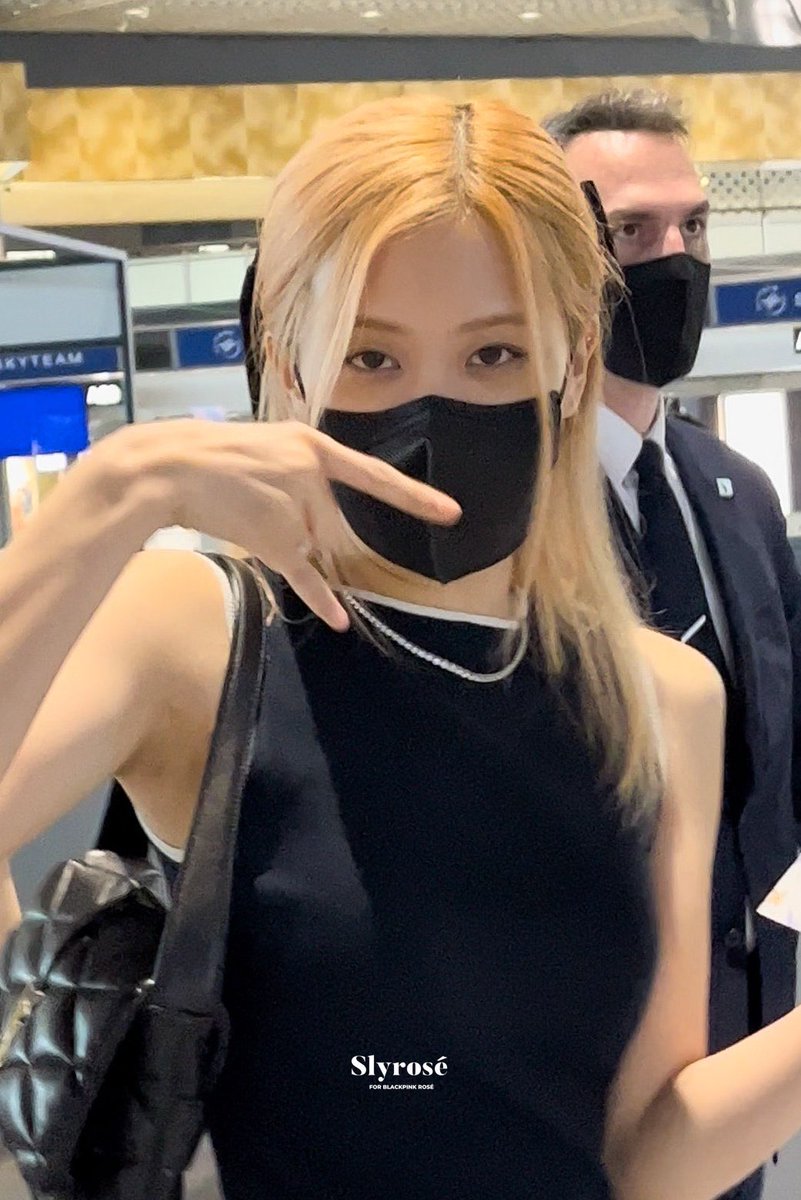 lesyeuxdeniku's tweet photo. きゃああー！！ロゼ様成田空港でベノムしてるぅぅ！！！天使すぎぃー！！！！ https://t.co/YyIbx77N0E