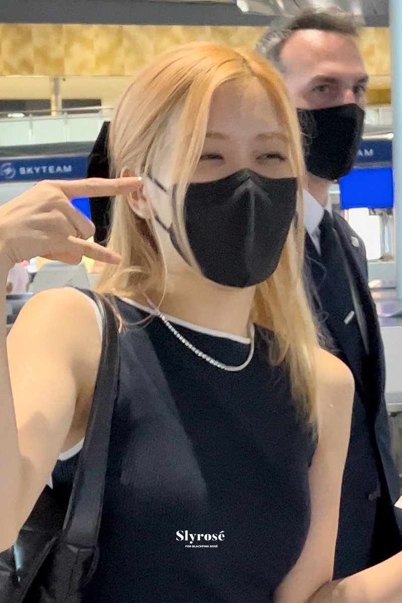 lesyeuxdeniku's tweet photo. きゃああー！！ロゼ様成田空港でベノムしてるぅぅ！！！天使すぎぃー！！！！ https://t.co/YyIbx77N0E