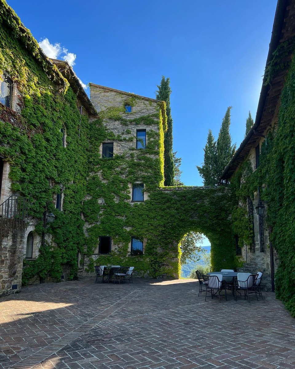 archivebycosmos's tweet photo. The most gorgeous converted farmhouse in the Italian countryside. https://t.co/w5zv50YX5c