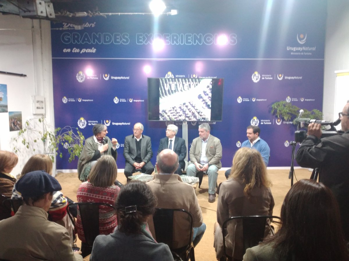 sanjose_turismo's tweet photo. Presentación del libro
“#Bodegas y #Almazaras del Uruguay” de los fotógrafos Fernando y Martín Gutiérrez, participa el Ministro @Tabareviera Pte #INAVI #RicardoCabrera y el Directivo de #ASOLUR #AlbertoPeverelli
#MINTUR en @ExpoPrado #ExpoPrado2022
#UruguayNatural https://t.co/DZvSfwG16q