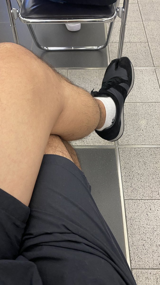 fukuchin_san's tweet photo. 秋なんだから秋服着て気分上げたいのに今日も湿度高いしクソ暑い。なので悲しいかなショーパンを選んでしまう
#makerhood
#タビシューズ
#秋服 https://t.co/ToIXW4RbHB