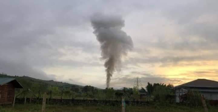 miN13700's tweet photo. A shootout erupted &amp; locals fled as abt 180 junta troops raided MawBung vlg, LoneKhin vlg tract, Hpakant tsp, Kachin State, at ar 4am on Sep14, after hearing news that some PDF youths were living there,&amp; torched a grocery store&amp; 2 cars &amp; arrested 2 owner civilians
#2022Sept14Coup https://t.co/KbrZwxICiL