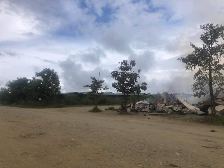 miN13700's tweet photo. A shootout erupted &amp; locals fled as abt 180 junta troops raided MawBung vlg, LoneKhin vlg tract, Hpakant tsp, Kachin State, at ar 4am on Sep14, after hearing news that some PDF youths were living there,&amp; torched a grocery store&amp; 2 cars &amp; arrested 2 owner civilians
#2022Sept14Coup https://t.co/KbrZwxICiL