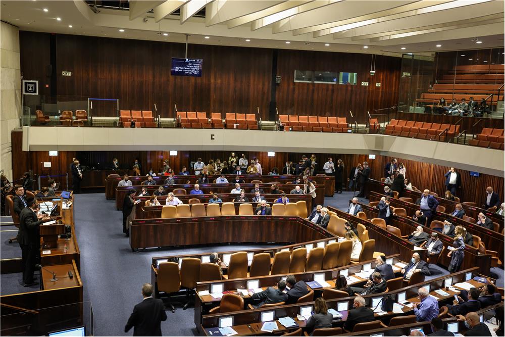 تعقد الكنيست يوم غد الخميس جلسة خاصة وذلك بموجب البند (9ب) لقانون #الكنيست من سنة 1994 وأيضا بموجب البند (21هـ) للنظام الداخلي وذلك بهدف وضع مجموعة من الاتفاقيات الدولية على طاولة الكنيست من بينها  #اتفاقية_التجارة_الحرة بين حكومة #إسرائيل وبين حكومة #الإمارات_العربية_المتحدة.