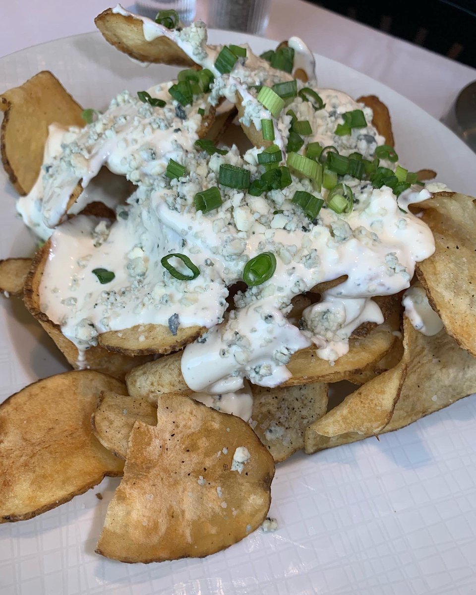 KendalsBites's tweet photo. Towering housemade potato chips, chickpea hummus, and seared ahi tuna at @WestsideGrillPA for lunch today 😋 https://t.co/NyMtYWn266
