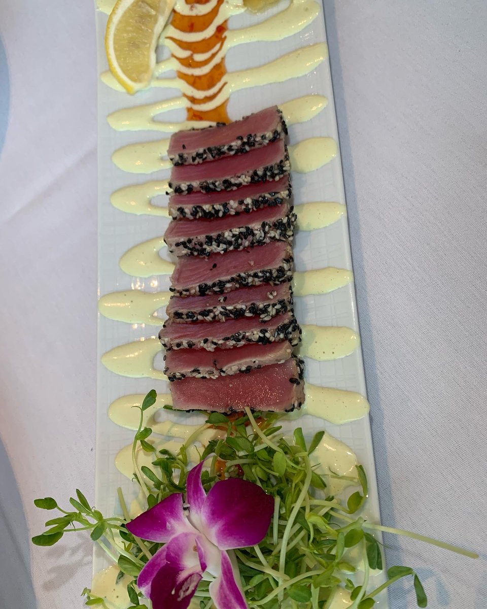 KendalsBites's tweet photo. Towering housemade potato chips, chickpea hummus, and seared ahi tuna at @WestsideGrillPA for lunch today 😋 https://t.co/NyMtYWn266