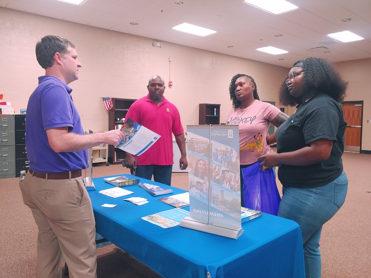 hcsgup's tweet photo. Parent &amp; Student Transition. Night! Discussions &amp; getting answers from recruiters! 
@theayersHHS 
@HaywoodSchools 
@haywoodhigh https://t.co/0ABwSGpmkY