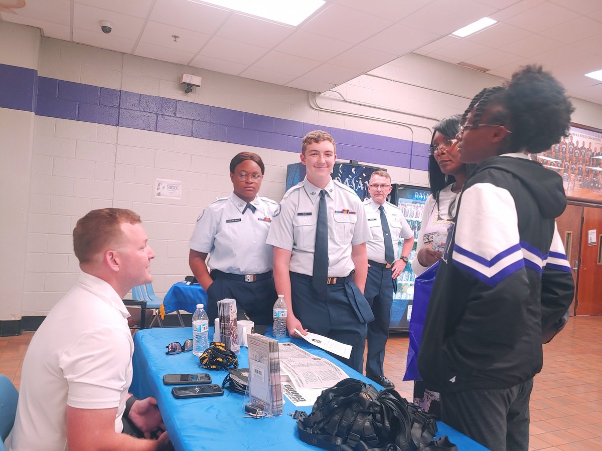 hcsgup's tweet photo. Parent &amp; Student Transition. Night! Discussions &amp; getting answers from recruiters! 
@theayersHHS 
@HaywoodSchools 
@haywoodhigh https://t.co/0ABwSGpmkY