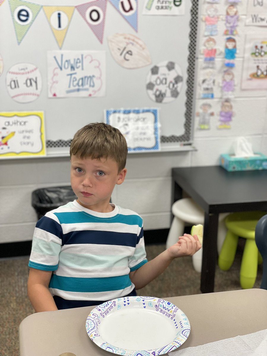 marnellandrea29's tweet photo. We’ve been learning all about apples. Today we tasted green, red, &amp; yellow apples. Then we made a graph to show our results. These pictures are amazing and these kids make me laugh! Thanks to @AP_SharpVV for stopping in to visit. @VV_Voyagers #fabulousfirsties #apples #theirfaces https://t.co/fH2fEVekyj