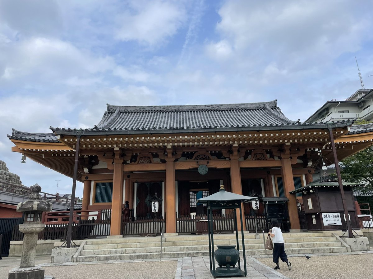 深い意味は全く無いのですが、今日の早朝京都散歩では新撰組ゆかりの壬生寺、坂本龍馬とおりょうさんの伝説がある武信稲荷神社、千利休がお茶に使った柳の水などを巡ってきました