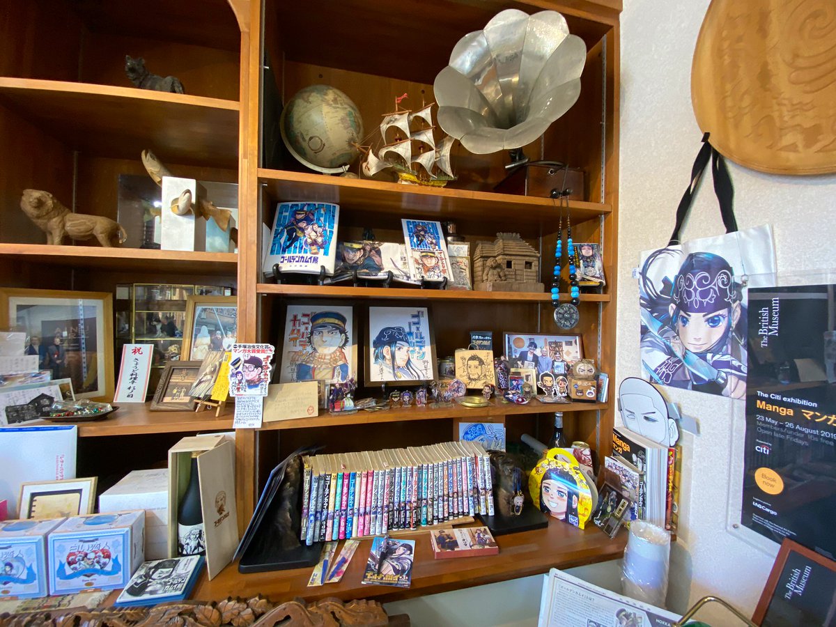 もちろん貝澤徹さんの工房にも伺いました!たくさんの工芸品と金カムコーナー、これはもう二風谷の宝石箱や〜✨単行本もいくつか撮らせていただきました❤️🙏夢のよう⭐︎🥹 