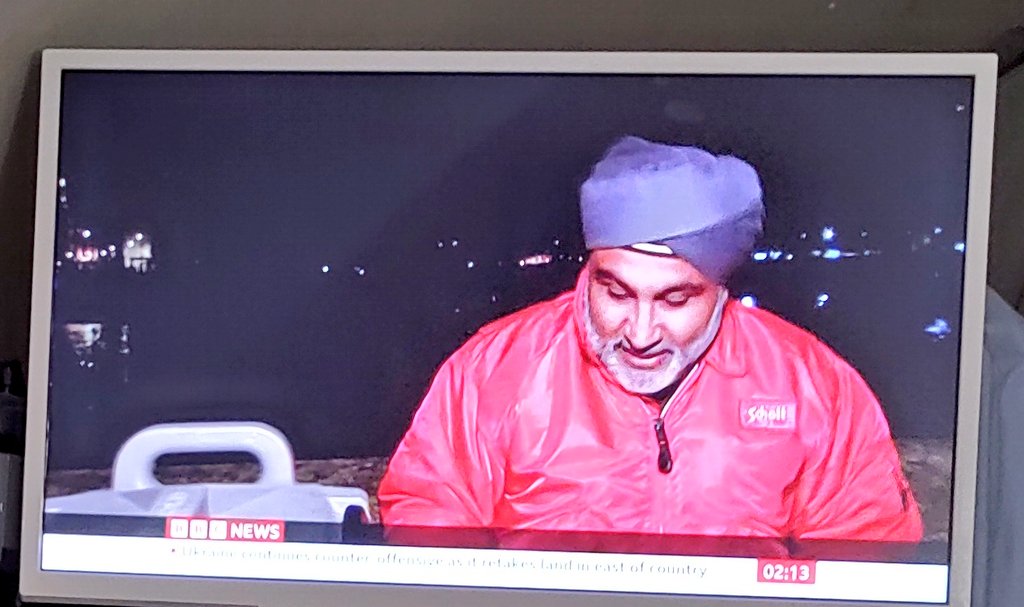 Michael75693093's tweet photo. Sikhs setting up hot drinks stall for those waiting in line to pay their respects to Queen. I have great regard for the Sikhs https://t.co/sD3ZoNlYWa