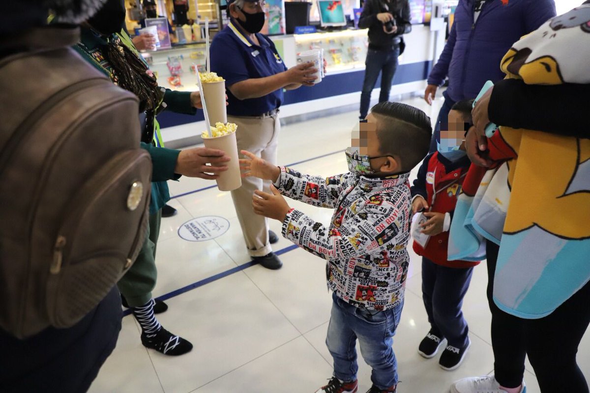 DIF_Pachuca's tweet photo. Gracias a la gestión de nuestra Presidenta @b_mejorada, las niñas 👧🏼 y 🧒🏽 niños de los #CAICs, acudieron a Cinépolis Plaza Bella 📽️, como parte del programa "Vamos todos al Cine", para disfrutar de una película infantil con bebidas y palomitas totalmente gratuitas🥤🍿👌🏾😋. https://t.co/7zXJFnaoqi